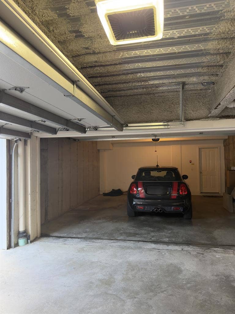 Private large 3rd fl suite & Garage