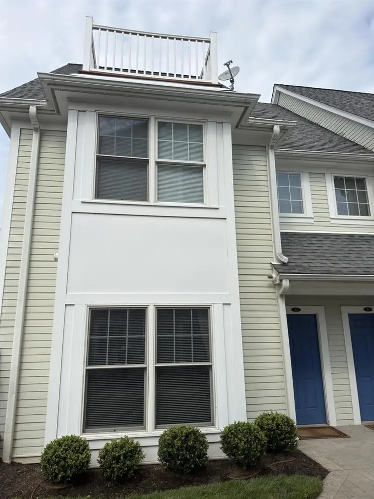 Private large 3rd fl suite & Garage