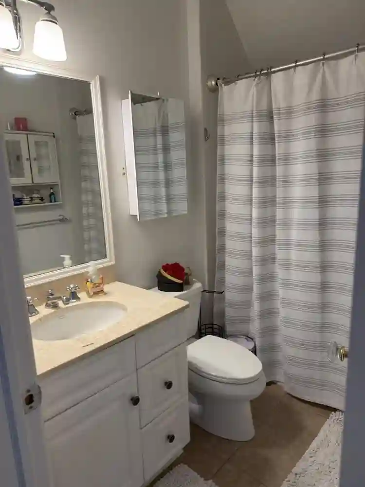 Private large 3rd fl suite & Garage
