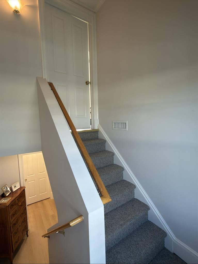 Private large 3rd fl suite & Garage