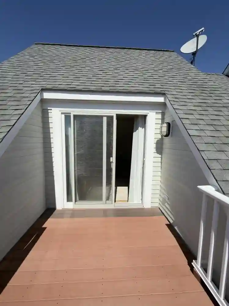 Private large 3rd fl suite & Garage