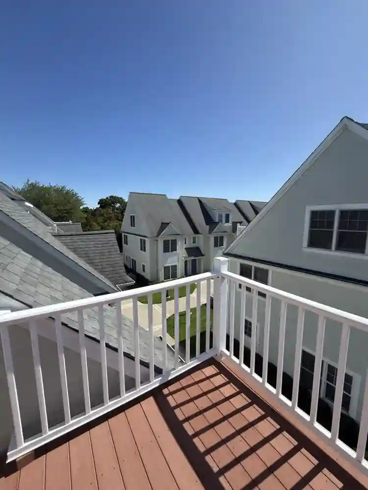 Private large 3rd fl suite & Garage