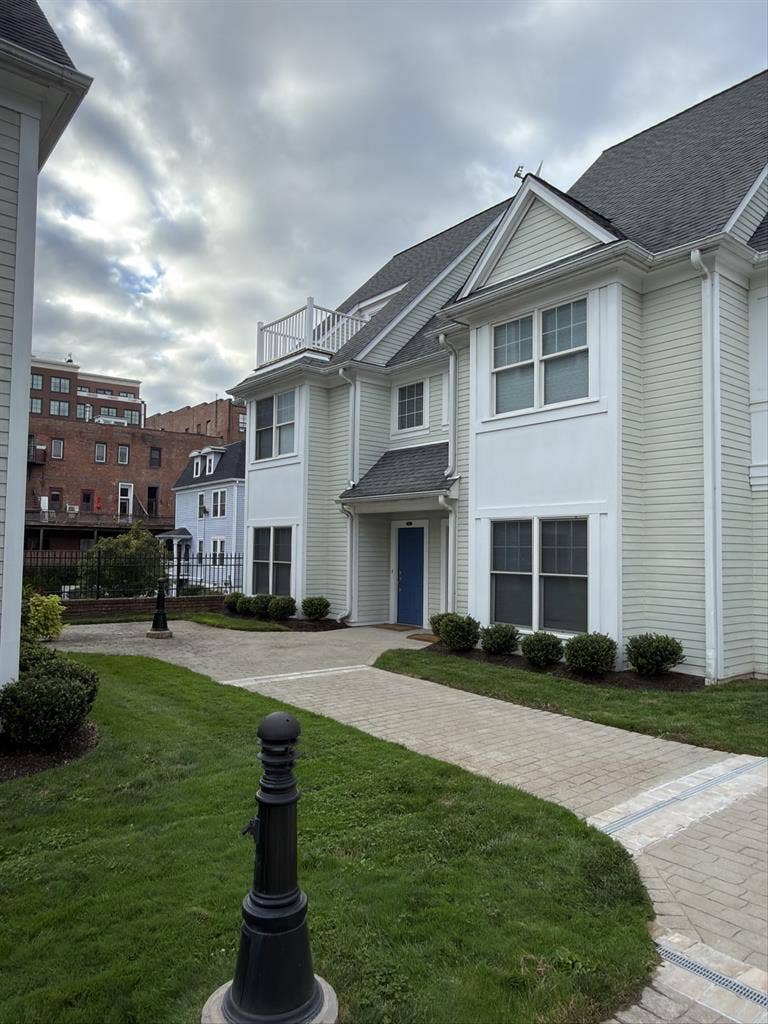 Private large 3rd fl suite & Garage