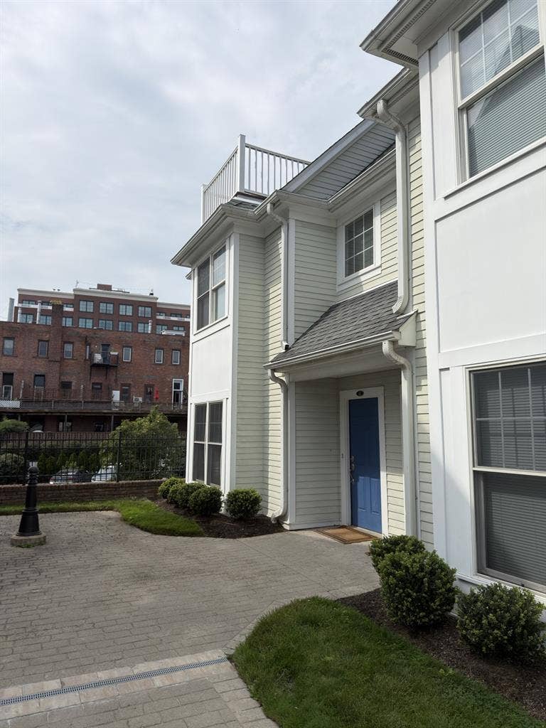 Private large 3rd fl suite & Garage