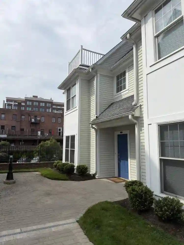 Private large 3rd fl suite & Garage