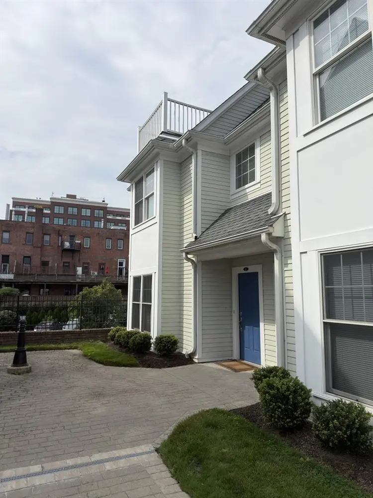 Private large 3rd fl suite & Garage