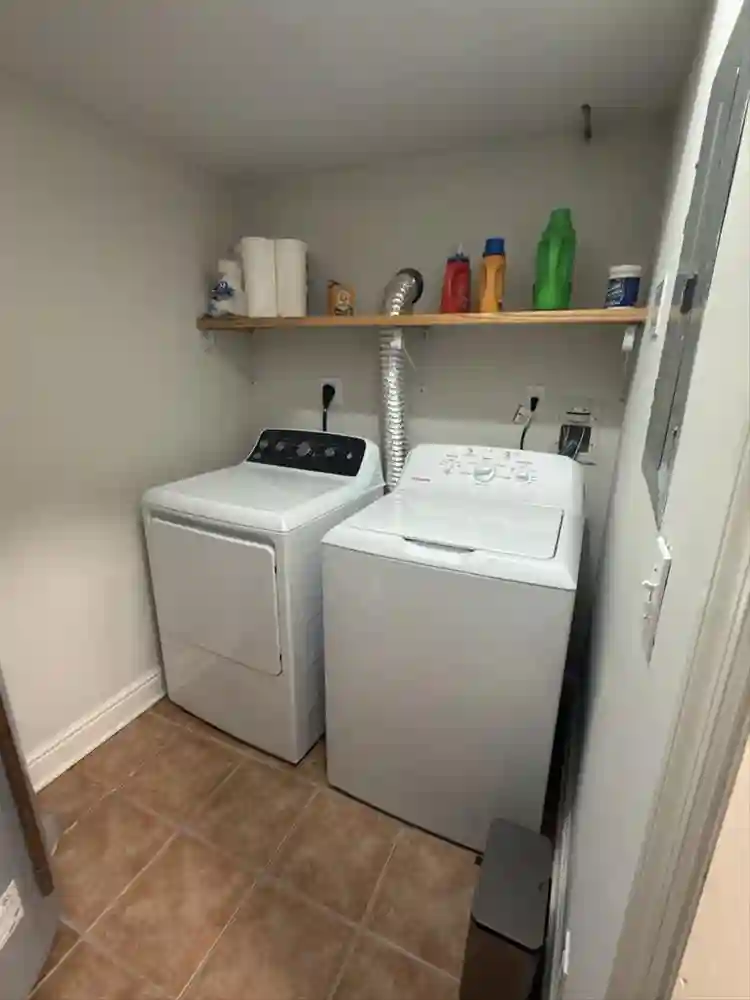 Private large 3rd fl suite & Garage