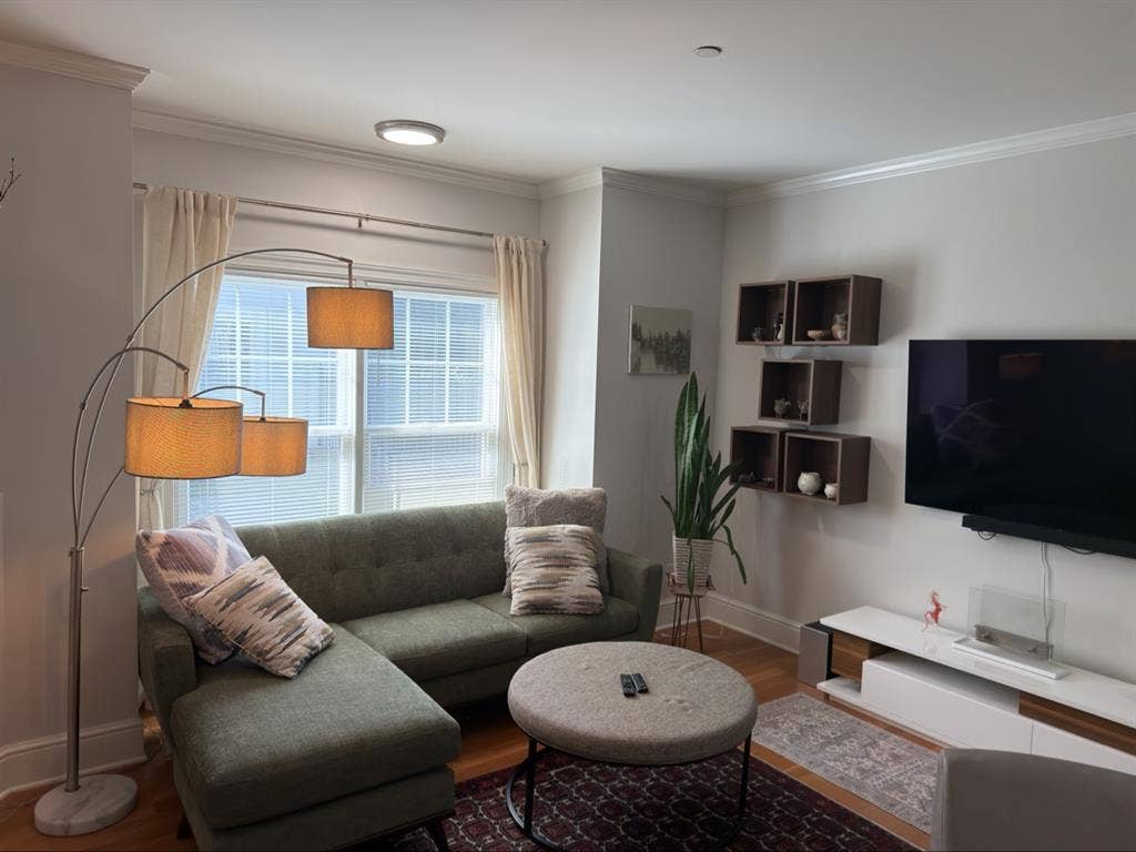 Private large 3rd fl suite & Garage