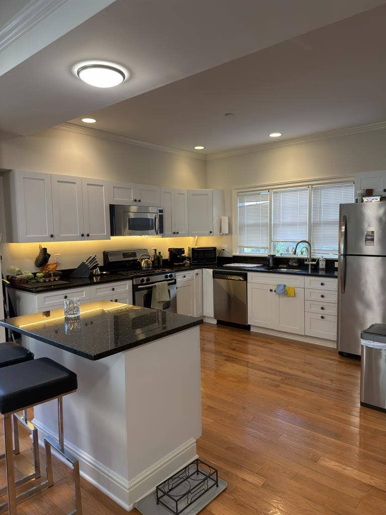 Private large 3rd fl suite & Garage