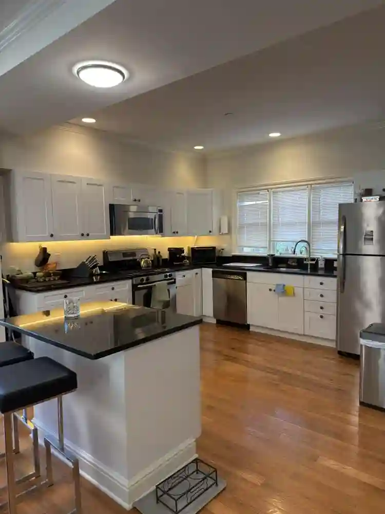 Private large 3rd fl suite & Garage