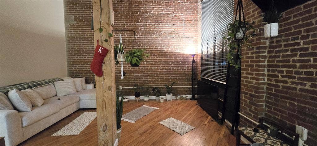 Room for rent Oct 1st female tenant
