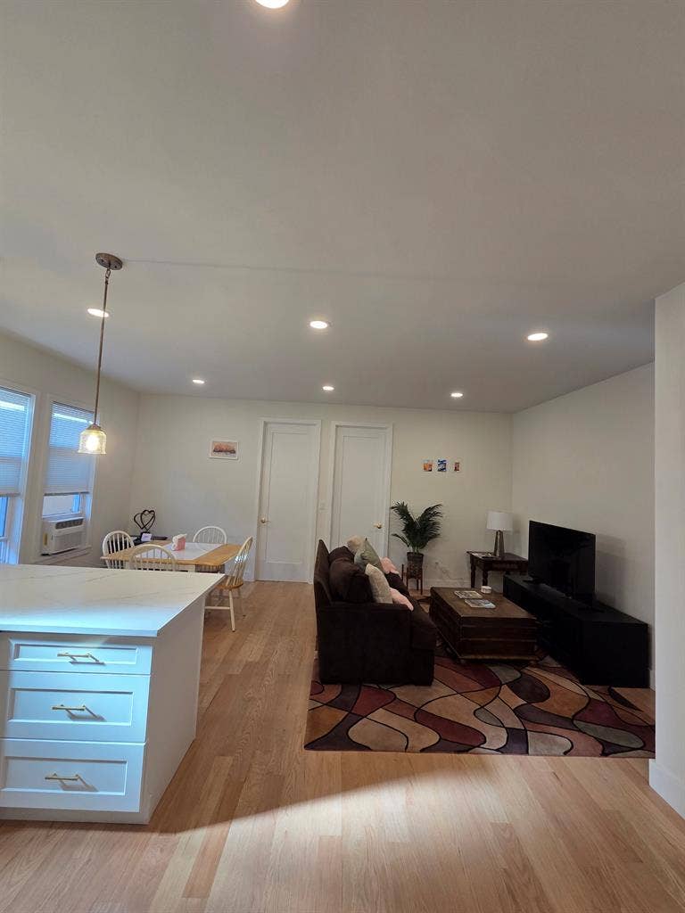 Beautiful Room near Astoria Park!