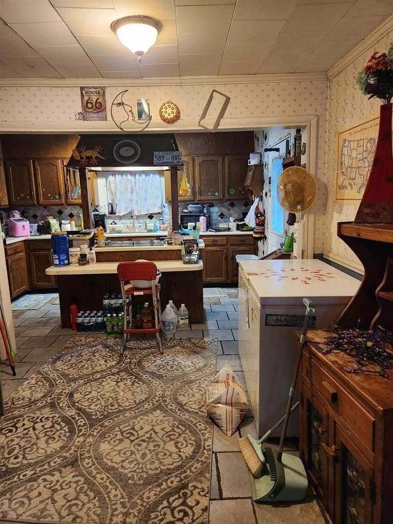 $900 Furn room shared bath util inc