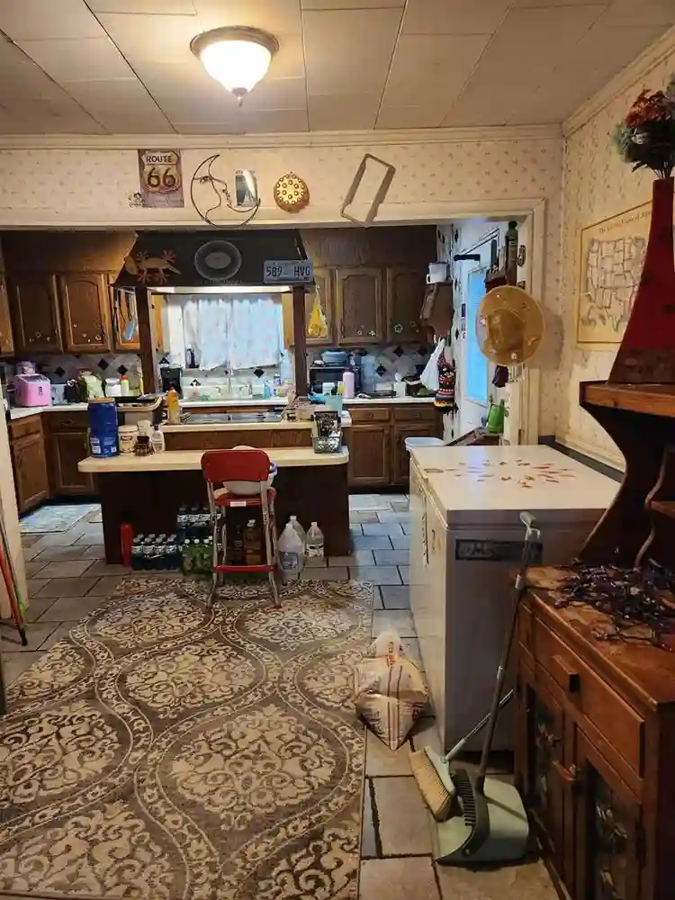 $900 Furn room shared bath util inc
