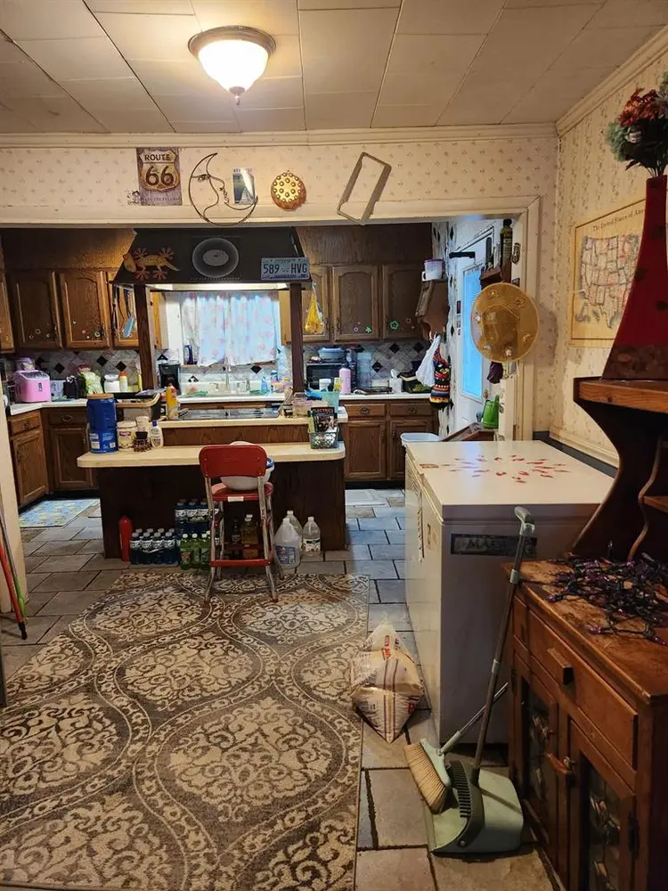 $900 Furn room shared bath util inc