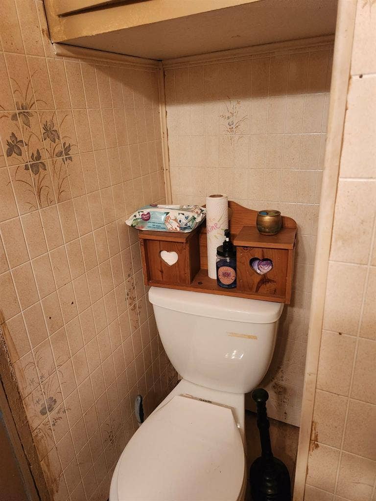 $900 Furn room shared bath util inc