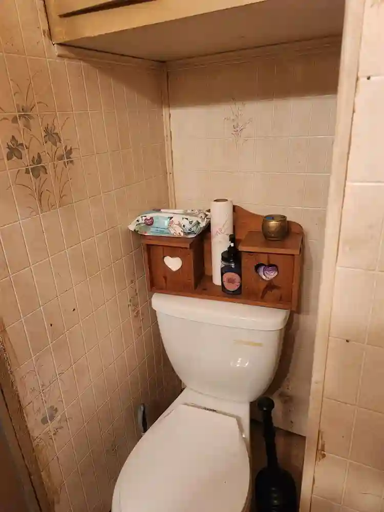 $900 Furn room shared bath util inc
