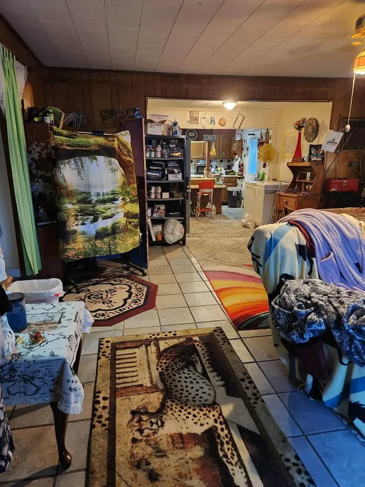 $900 Furn room shared bath util inc