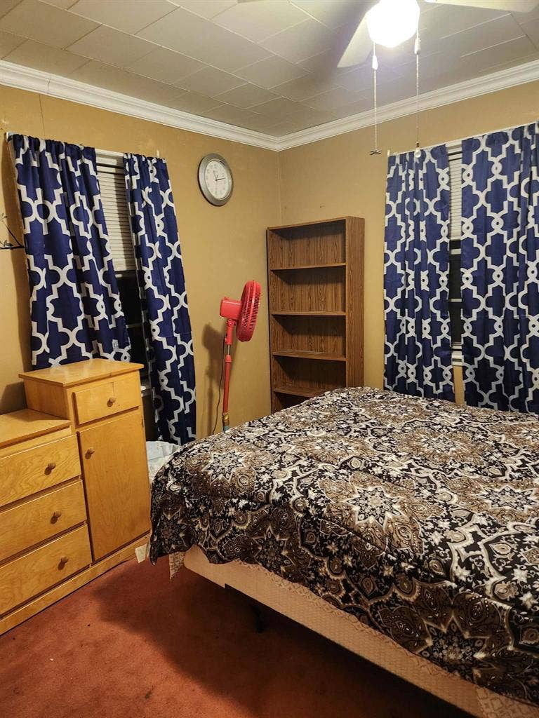 $900 Furn room shared bath util inc