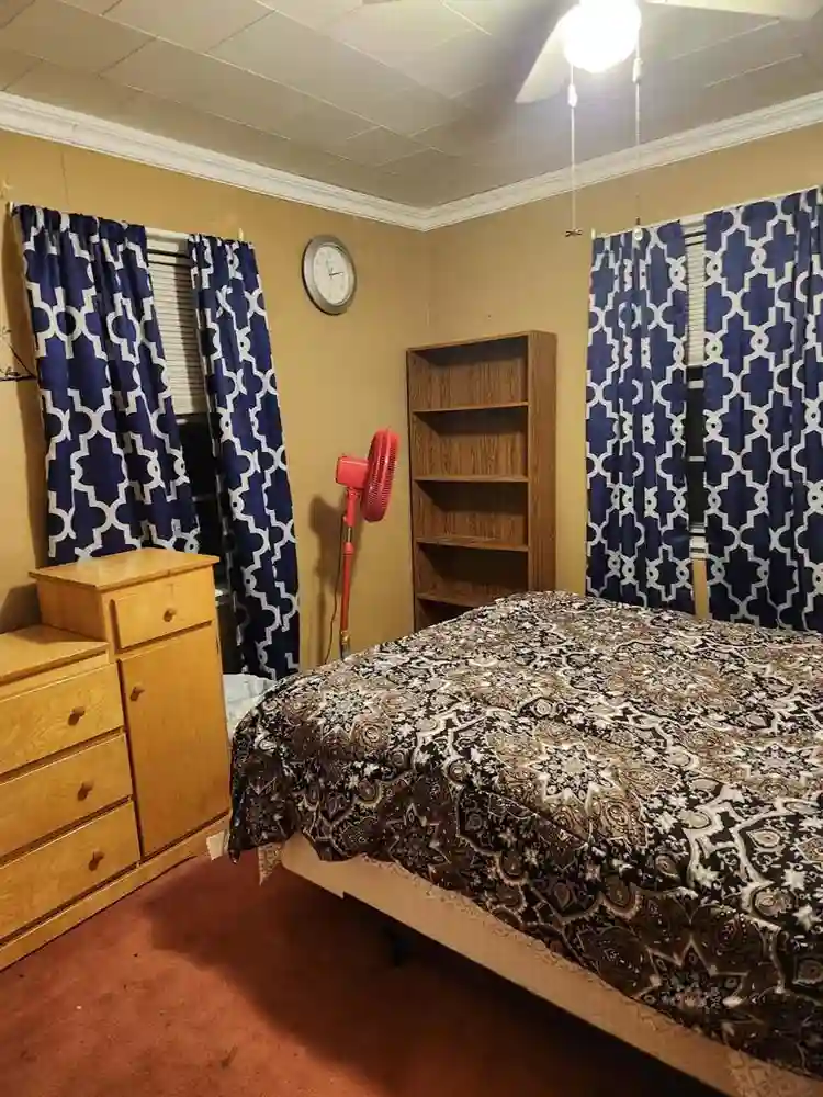 $900 Furn room shared bath util inc