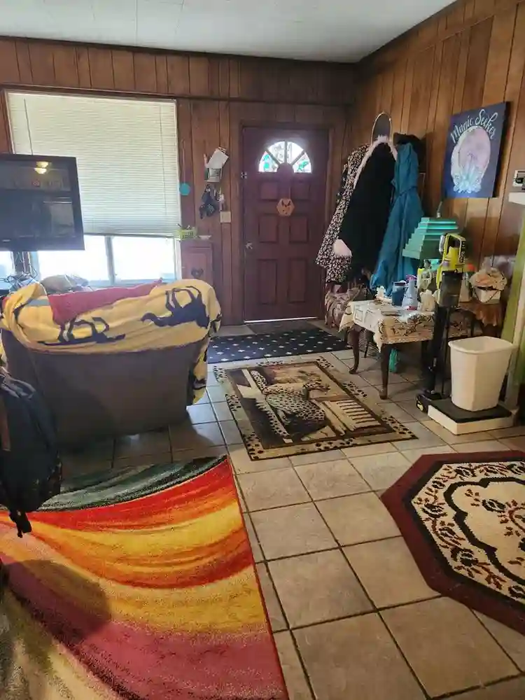 $900 Furn room shared bath util inc