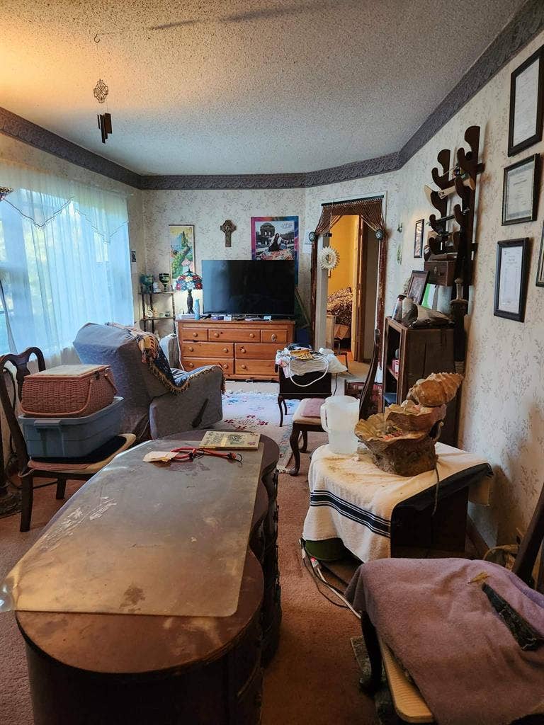 $900 Furn room shared bath util inc