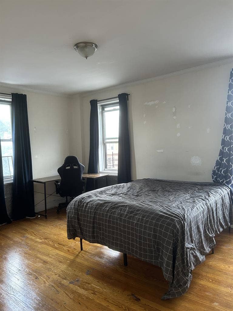 Very large room (16.5 x 12.5)