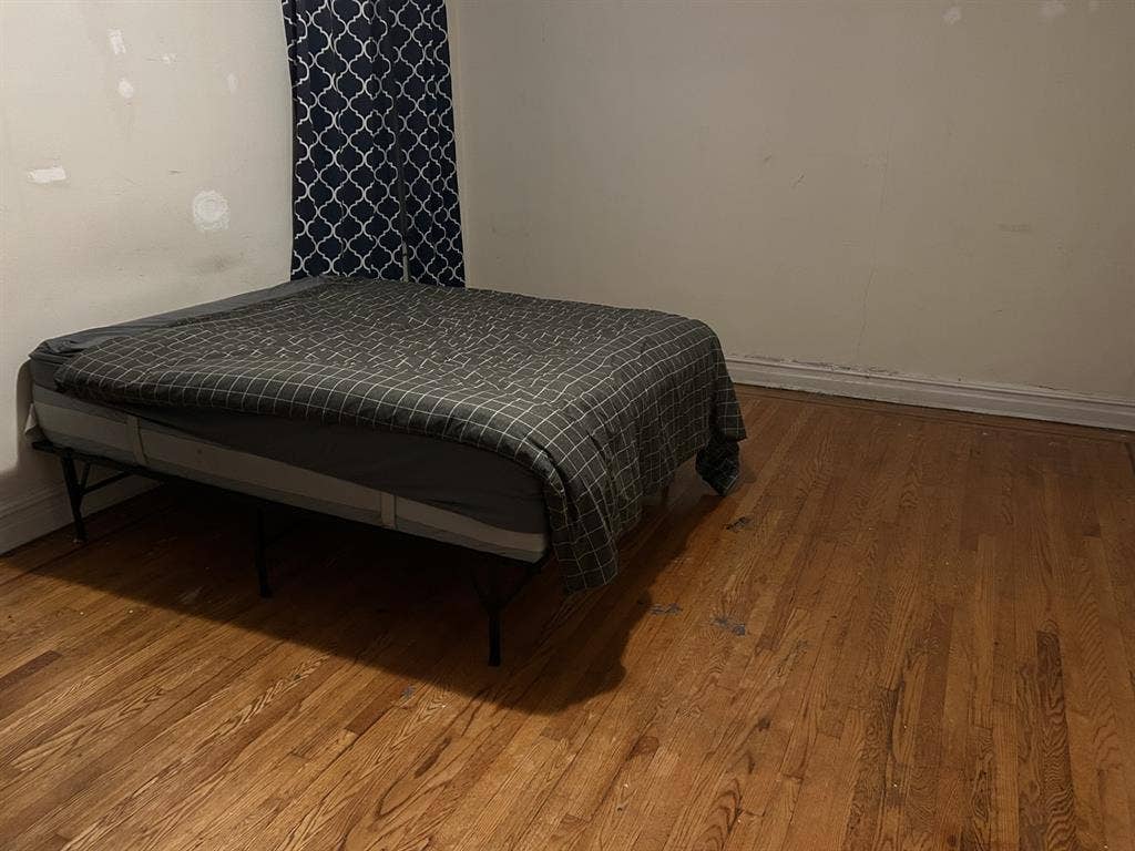 Very large room (16.5 x 12.5)