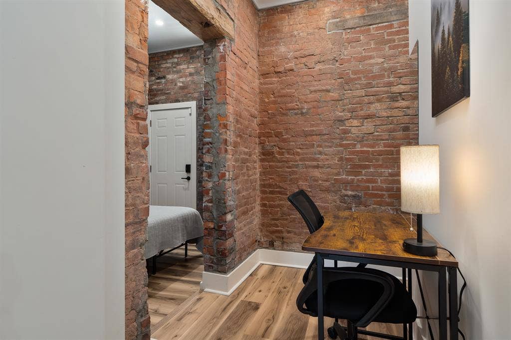 PRIVATE ENTRANCE & FULLY FURNISHED