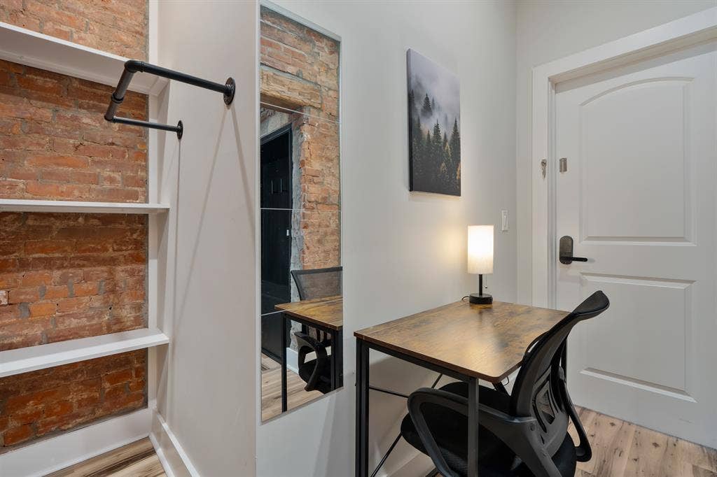 PRIVATE ENTRANCE & FULLY FURNISHED
