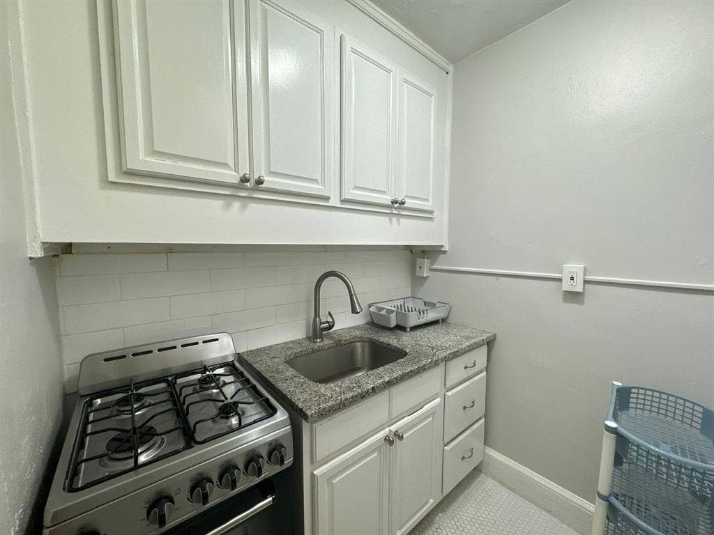 Studio Sublease – 100 Howe St