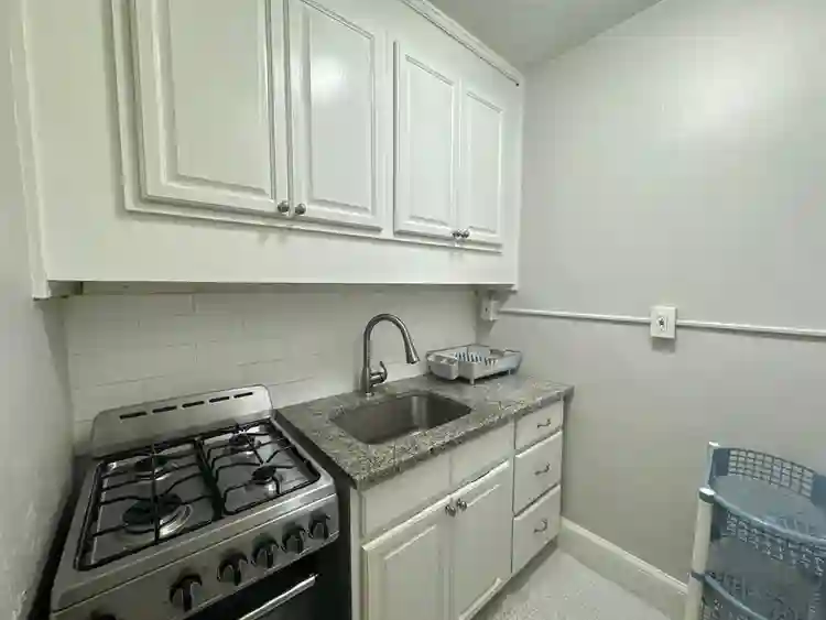 Studio Sublease – 100 Howe St