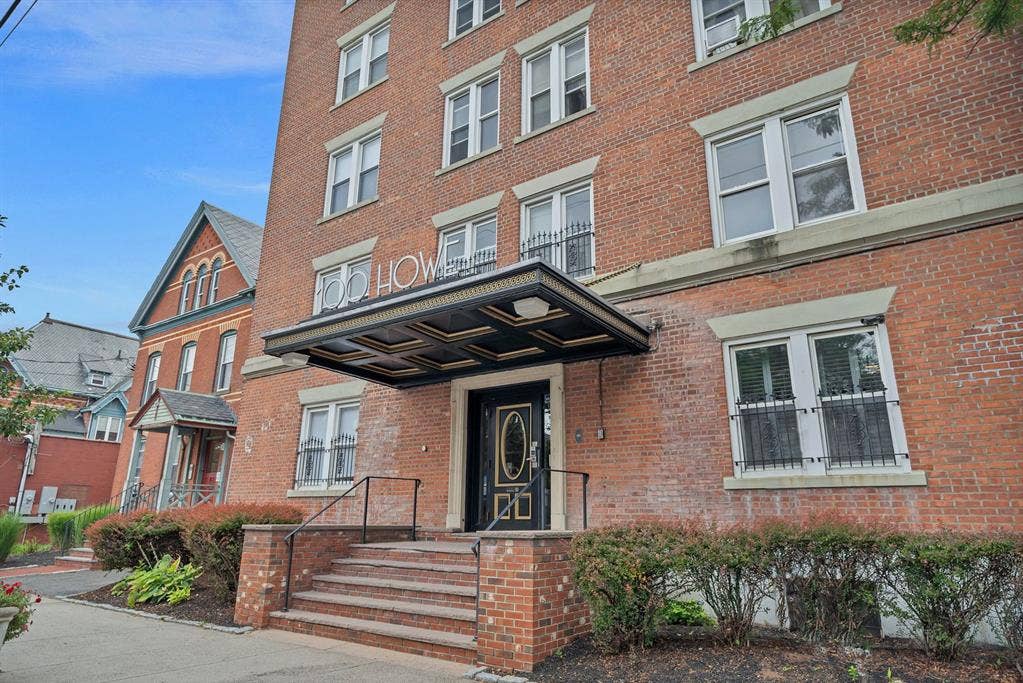 Studio Sublease – 100 Howe St