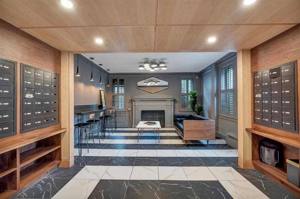 Studio Sublease – 100 Howe St