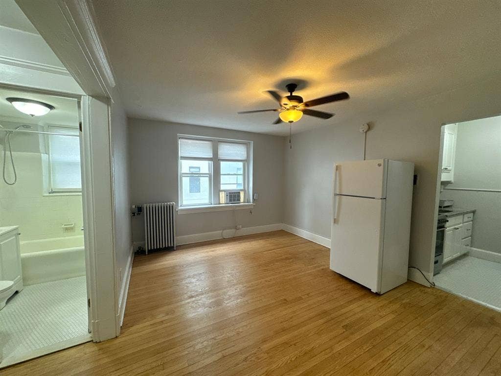 Studio Sublease – 100 Howe St