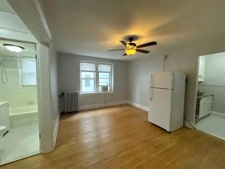 Studio Sublease – 100 Howe St