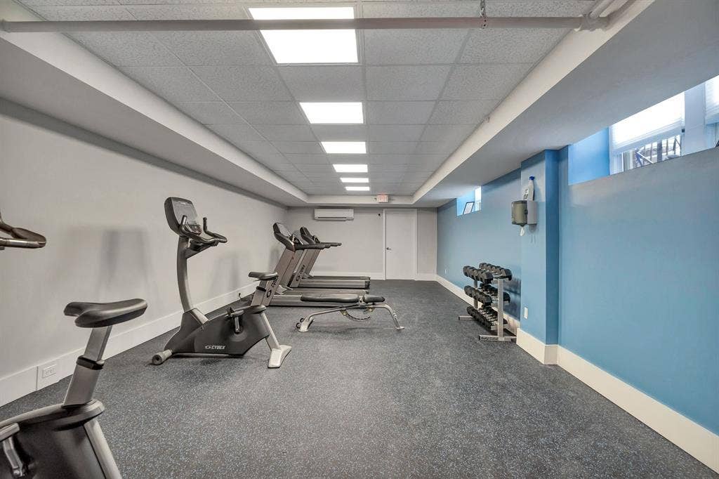 Studio Sublease – 100 Howe St
