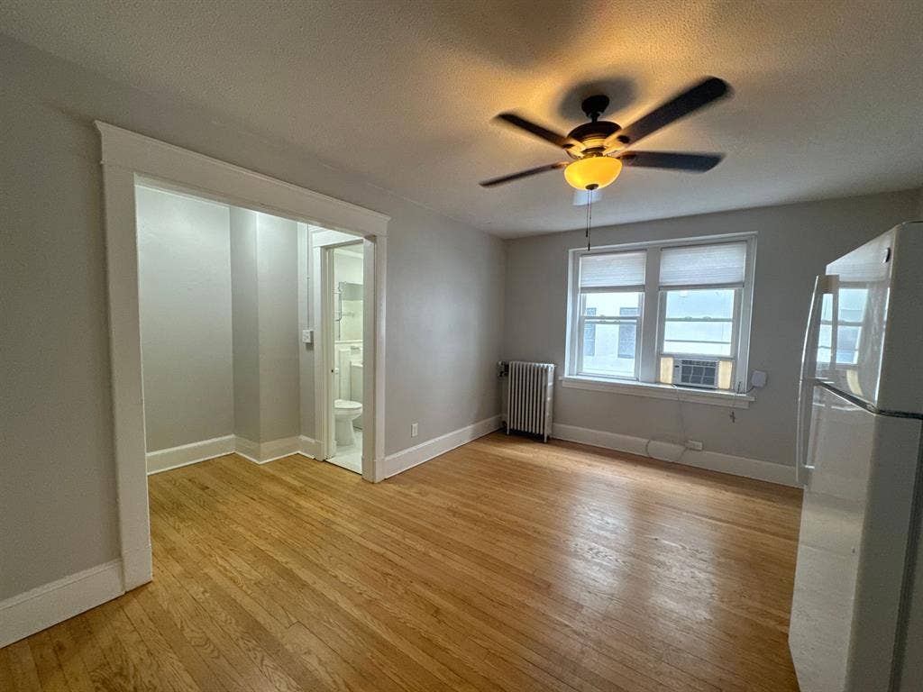 Studio Sublease – 100 Howe St
