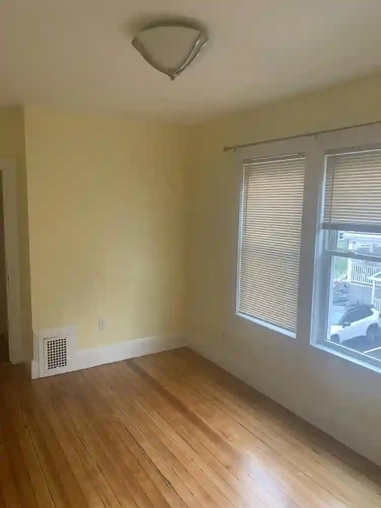 $ 950 LRG ROOMS FOR RENT+UTILITIES