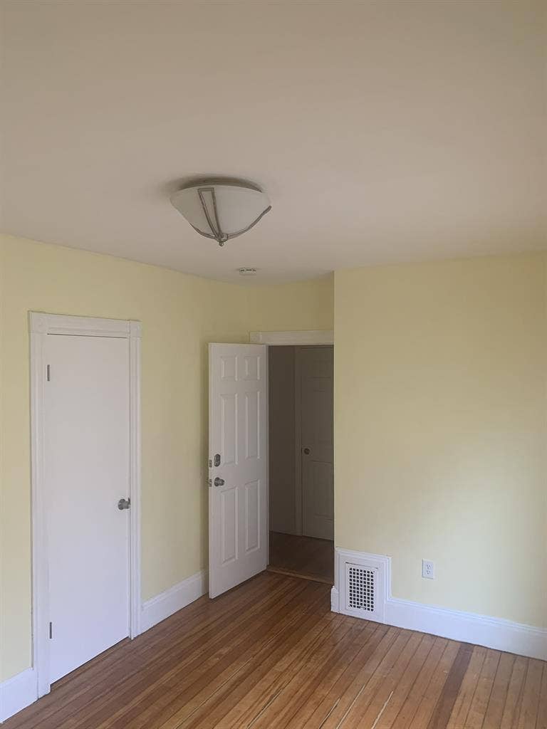 $ 950 LRG ROOMS FOR RENT+UTILITIES