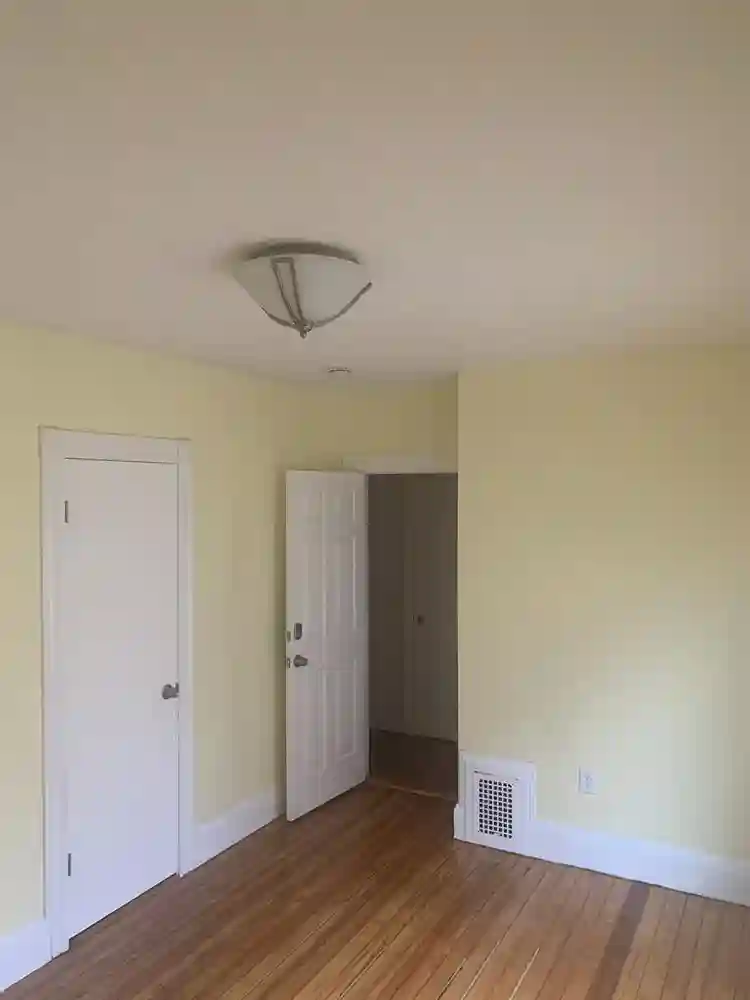 $ 950 LRG ROOMS FOR RENT+UTILITIES