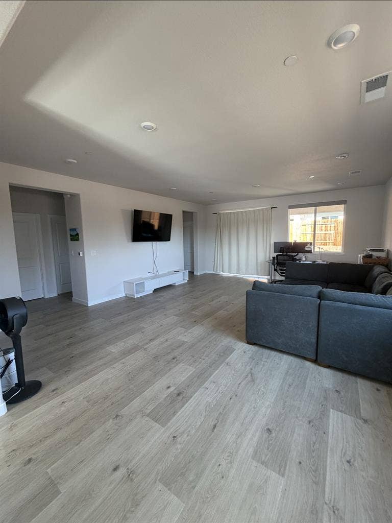 Roseville Room for Share