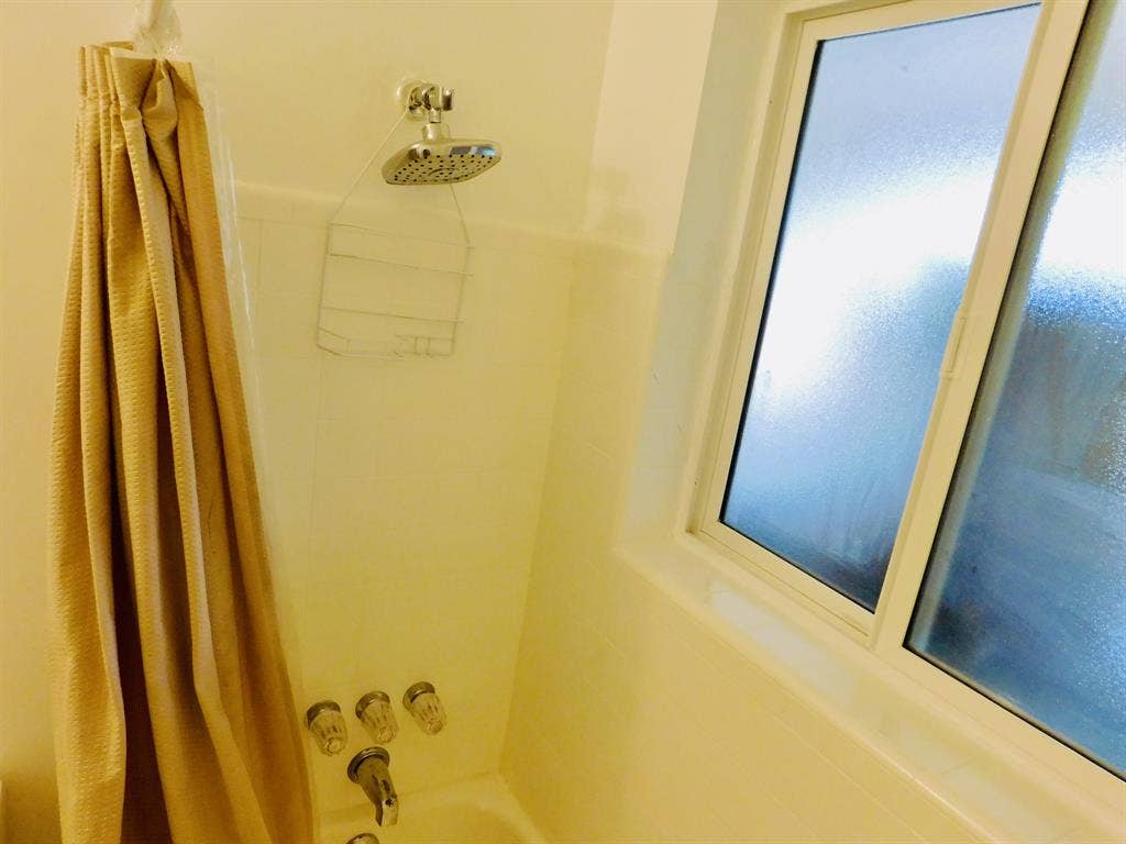 (Unfurnished Bed-shared Bathroom)