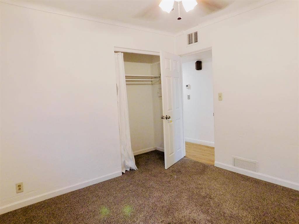 (Unfurnished Bed-shared Bathroom)