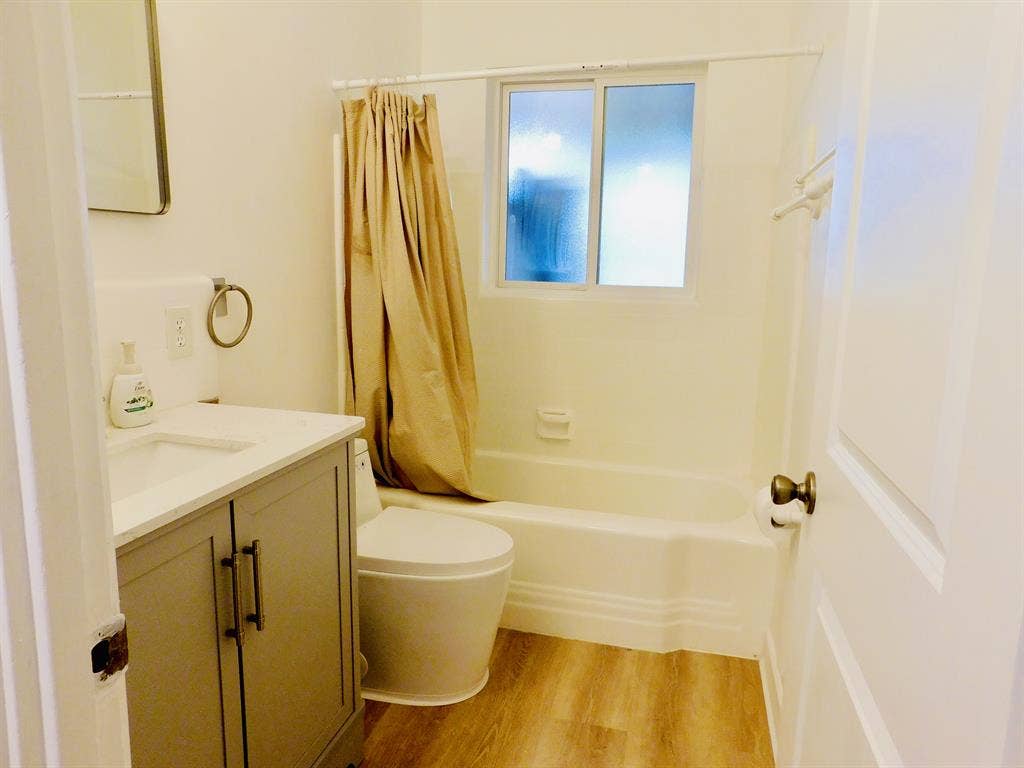 (Unfurnished Bed-shared Bathroom)
