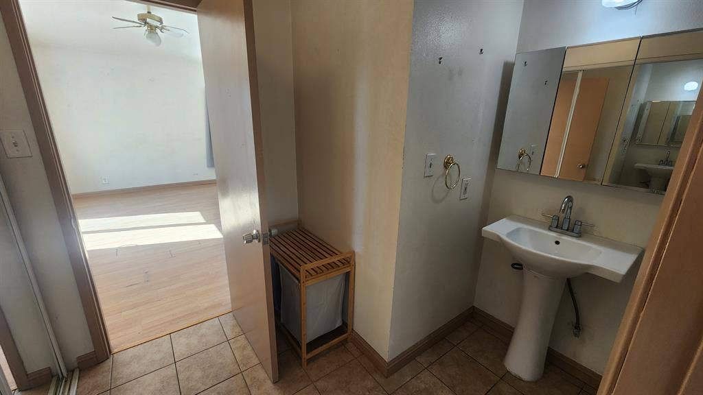 Master Bedroom w/Private Bathroom