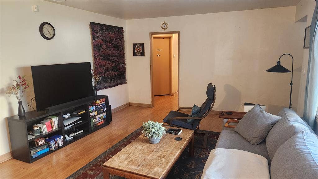 Master Bedroom w/Private Bathroom