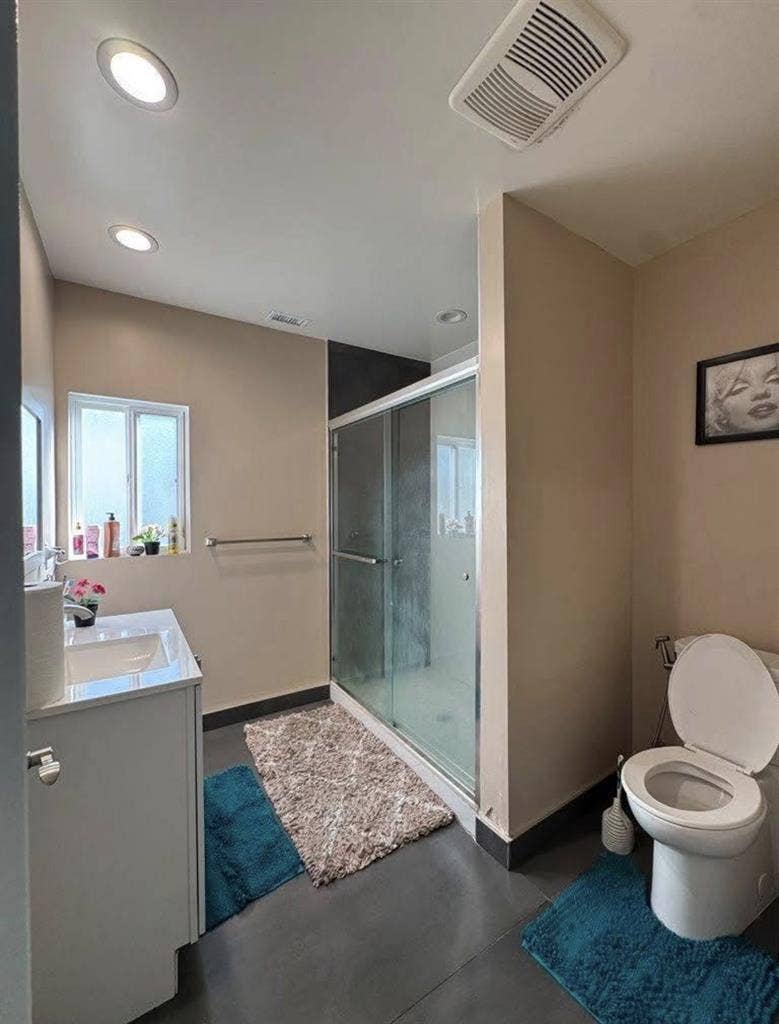 Looking for roommate