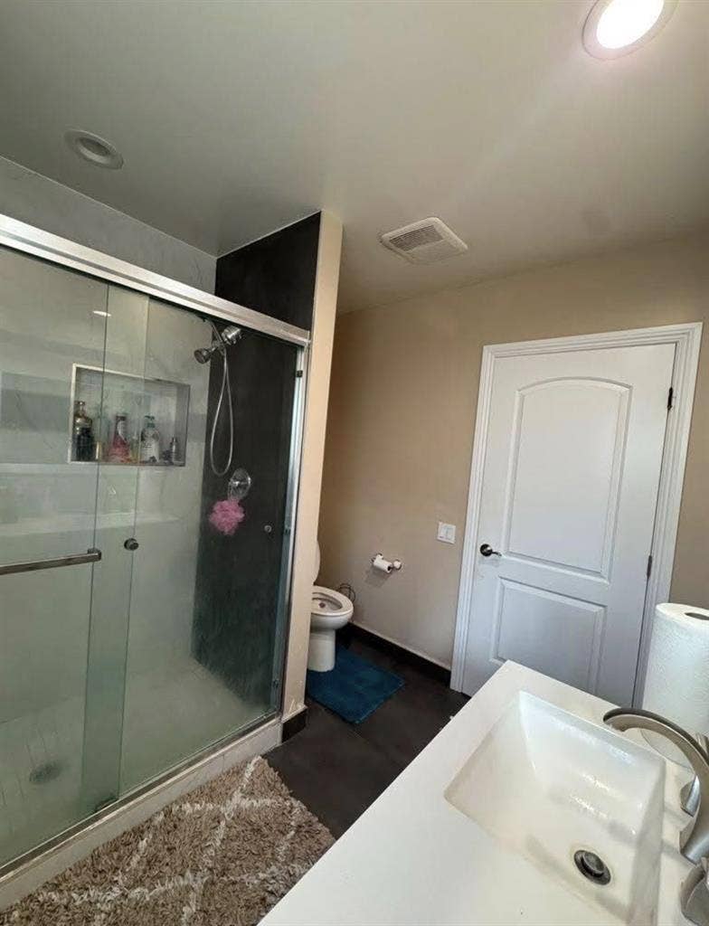 Looking for roommate