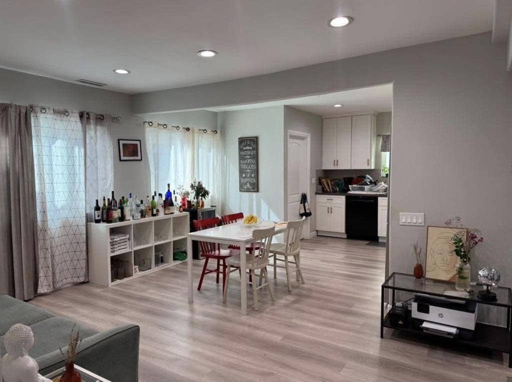 Looking for roommate